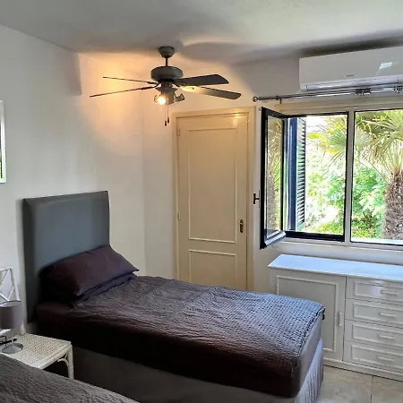 Newly Renovated 2 Bedroom Beachfront House * Sitio de Calahonda
