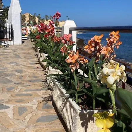 Newly Renovated 2 Bedroom Beachfront House Appartement