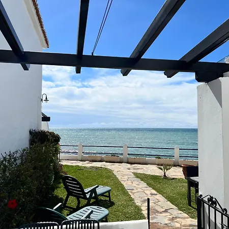 Newly Renovated 2 Bedroom Beachfront House Appartement *