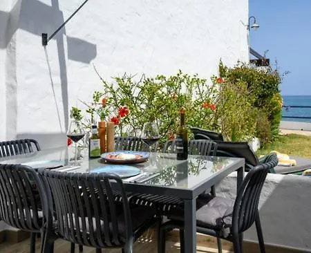 Newly Renovated 2 Bedroom Beachfront House Appartement