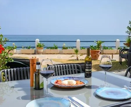 Newly Renovated 2 Bedroom Beachfront House Appartement