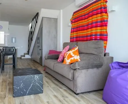 Newly Renovated 2 Bedroom Beachfront House Appartement *