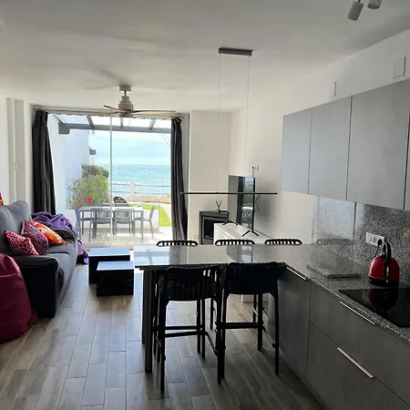 Newly Renovated 2 Bedroom Beachfront House * Sitio de Calahonda