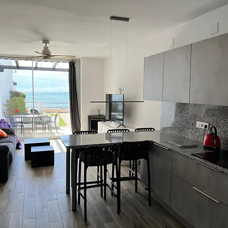 Διαμέρισμα Newly Renovated 2 Bedroom Beachfront House